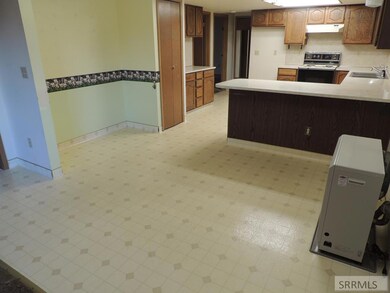 Dining between family rm & kitchen
