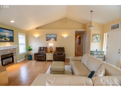 Living Room/Entrance