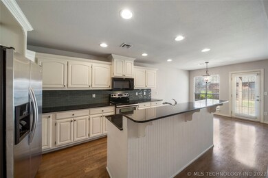 Spacious breakfast bar for additional seating.