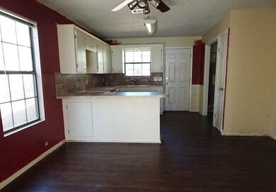 300 Falcon Ave, Lufkin, TX 75904 - photo 4