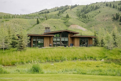 Fairway Lodge, Exterior