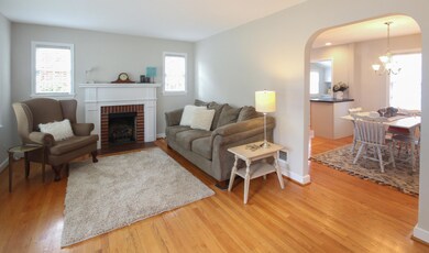 2321 Living Room Dining Area