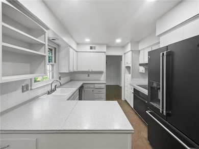 10332 Cherokee Ln, Leawood, KS 66206 - photo 2