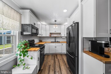 16 Iris Rd, Levittown, PA 19057 - photo 4