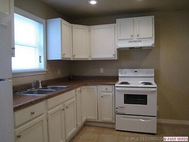 1106 NE 3rd St, Pryor, OK 74361 - photo 2