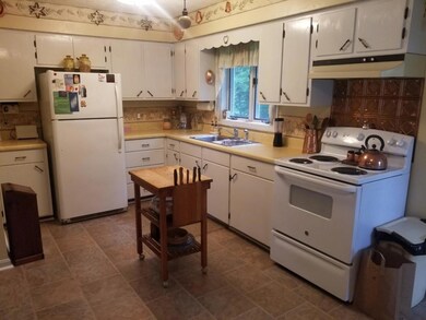 0317 Kitchen stove, refrig