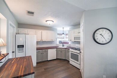 903 Lancaster Dr, Friendswood, TX 77546 - photo 4