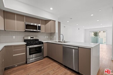 130 S Croft Ave unit 201, Los Angeles, CA 90048 - photo 3