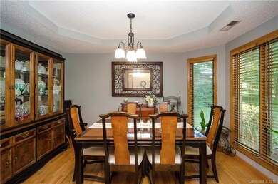 Dining Room with Room for Your Entire Family. Dini