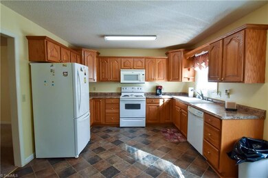 360 Hall Dr, Asheboro, NC 27205 - photo 5