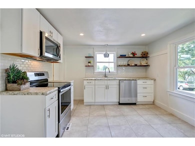 MODERN FARMHOUSE KITCHEN WITH ROOM FOR A BREAKFAST