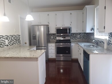 2390 Woodland Pond Ln, Herndon, VA 20171 - photo 2