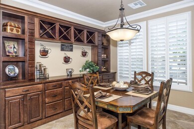013_Casual Dining with Built-Ins