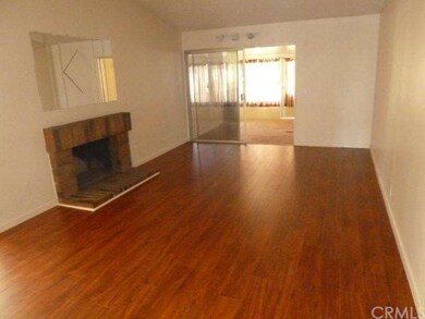 GORGEOUS WOOD LAMINATE FLOORS WELCOMES YOU IN THE 