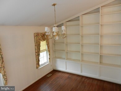 8905 Triple Ridge Rd, Fairfax Station, VA 22039 - photo 4