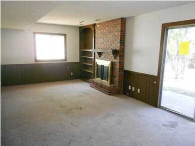 Family Room w/fireplace