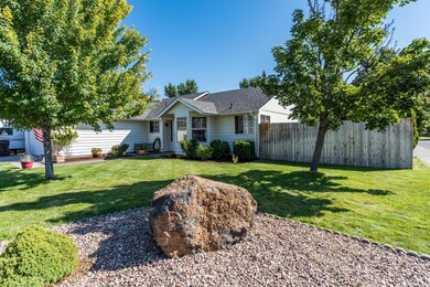 2156 SW 28th St, Redmond, OR 97756 - photo 2