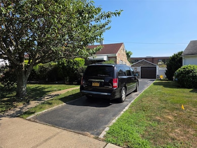 8 Reading Ln, Bethpage, NY 11714 - photo 5