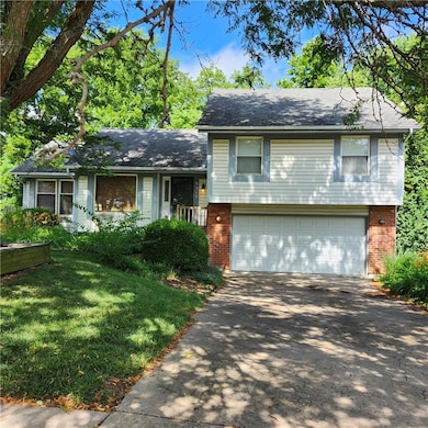 9318 Greenway Ln, Lenexa, KS 66215 - photo 2