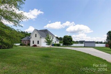 Beautiful Estate lot w/ room for a pool & detached garage