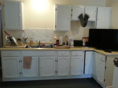 718 Dale Kitchen, Eat in kitchen Large