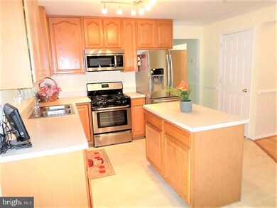 1615 Shady Glen Dr, District Heights, MD 20747 - photo 5