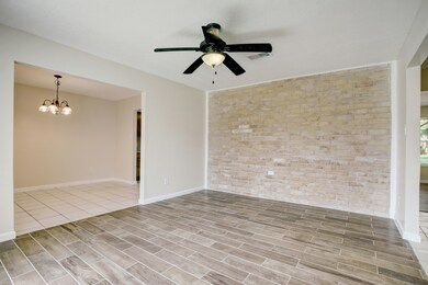 16910 Ravine Cir, Friendswood, TX 77546 - photo 4