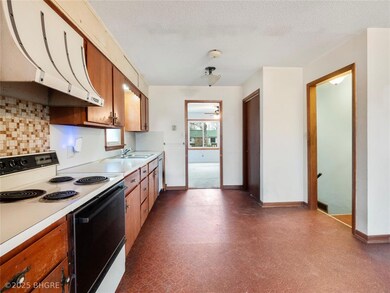 1401 1st St N, Newton, IA 50208 - photo 7