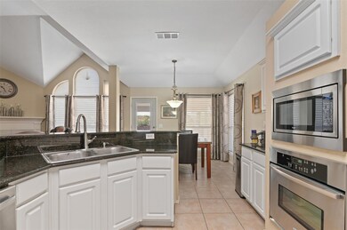 812 Abbots Ln, Denton, TX 76205 - photo 4