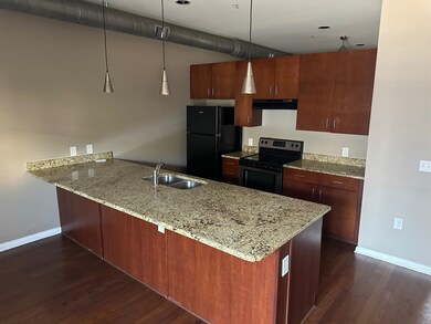 Kitchen with sink, kitchen peninsula, dark wood-ty