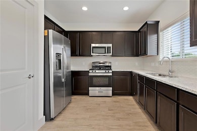 Kitchen with appliances with stainless steel fini