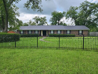 109 Taylor Cir, Fitzgerald, GA 31750 - photo 2