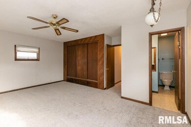 1916 Elmwood Dr, Bettendorf, IA 52722 - photo 6