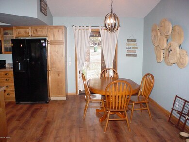 Kitchen & Dining