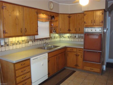 KITCHEN. LOTS OF CABINETS. GOOD WORKING KITCHEN