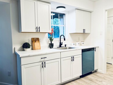 816 Chatman St, Alvin, TX 77511 - photo 5