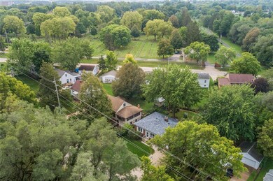 2162 C St SW, Cedar Rapids, IA 52404 - photo 3