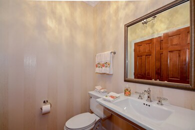 2011 N President St, Wheaton, IL 60187 - photo 3