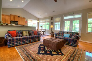 516 Azalea Dr-print-006-23-Living Room-3
