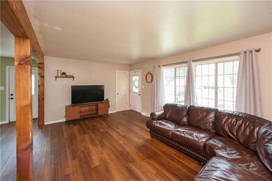 410 NW 50th Place, Des Moines, IA 50313 - photo 2