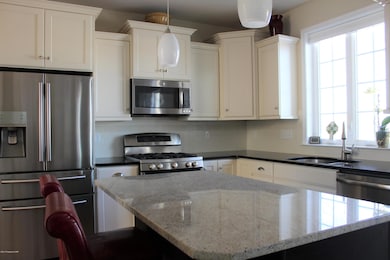 1070 Manor Dr, Mountain Top, PA 18707 - photo 4