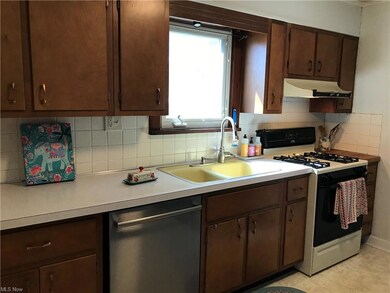 Dishwasher and oven stay