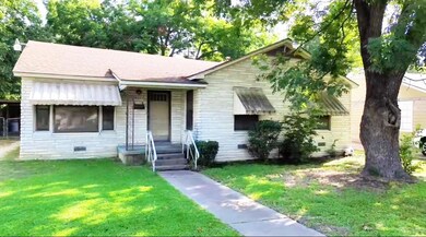 View of front facade with a front yard