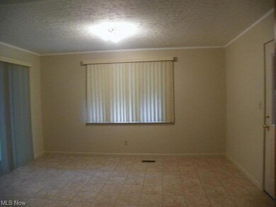 combo dining room and kitchen window and enclosed 