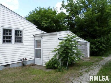 708 N Mill St, Harrisburg, IL 62946 - photo 3