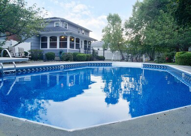 3 Evergreen - Pool