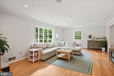 8633 Janet Ln, Vienna, VA 22180 - photo 5