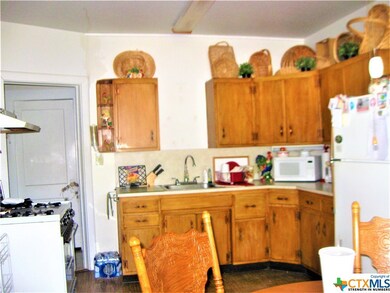 632 E Cedar St, Seguin, TX 78155 - photo 4