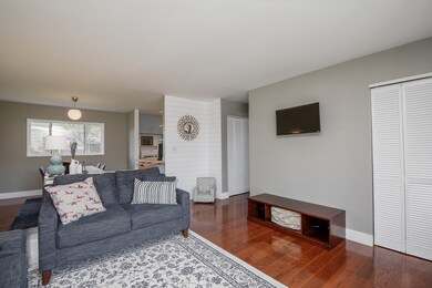 LR/DR combo, bright and spacious, new hardwood flo