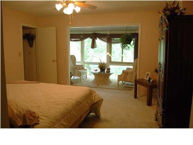 Extra large master bedroom and a sitting area with